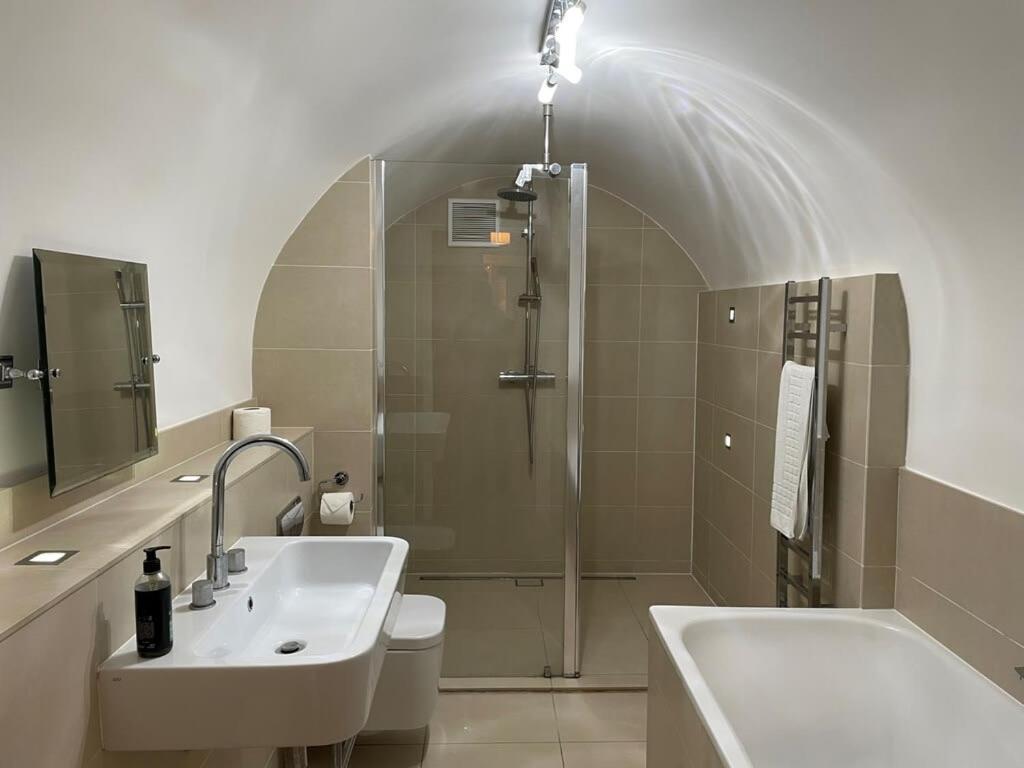 Beautiful 3 Bed Basement Flat With Garden Apartment Bath Exterior photo